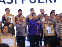 Kapolri Berikan Penghargaan Pembangunan Zona Integritas WBK Kepada Divisi Humas Polri
