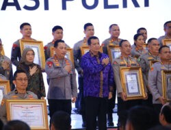 Kapolri Berikan Penghargaan Pembangunan Zona Integritas WBK Kepada Divisi Humas Polri