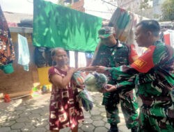 Jumat Berkah, Babinsa Purwodiningratan Berbagi Paket Sayur Kepada Warga