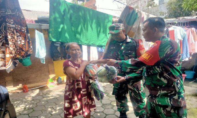 Jumat Berkah, Babinsa Purwodiningratan Berbagi Paket Sayur Kepada Warga