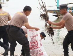Polri Peduli Lingkungan : Polres Pelabuhan Tanjungperak Bersihkan Pesisir Surabaya Sambut Hari Bhayangkara ke-79