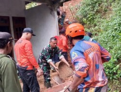 TNI-Polri dan BPBD Trenggalek Sigap Bersihkan Longsor di Kampak