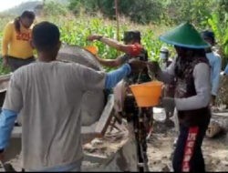 Babinsa Kodim Ponorogo Kerja Bakti Rabat Jalan Bersama Warga