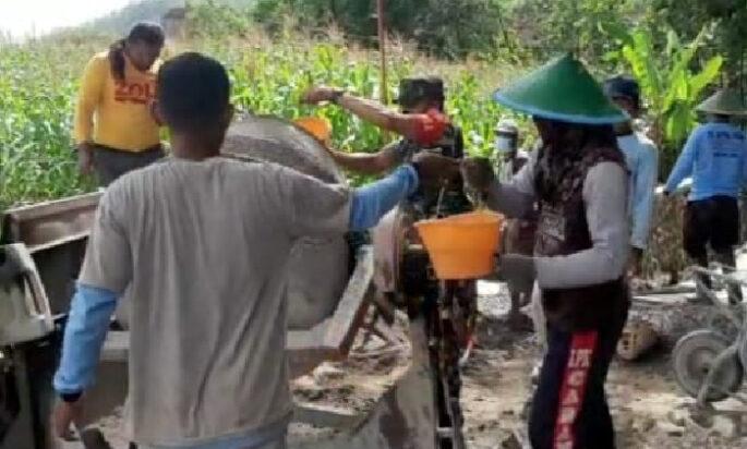 Babinsa Kodim Ponorogo Kerja Bakti Rabat Jalan Bersama Warga