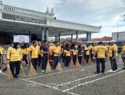 Bersihkan Masjid Agung, Puluhan Personel Polres Bangkalan Gelar Bakti Religi Sambut Hari Bhayangkara ke – 79