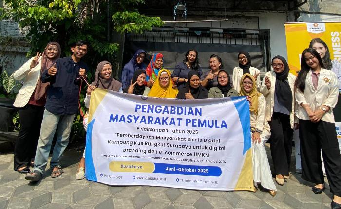 Pelatihan Digital Marketing Tim Dosen Stikosa AWS di Kampung Kue Rungkut