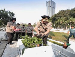 Hari Bhayangkara ke – 79 Polda Jatim Kenang Jasa Para Pahlawan, Ziarah dan Tabur Bunga di TMP