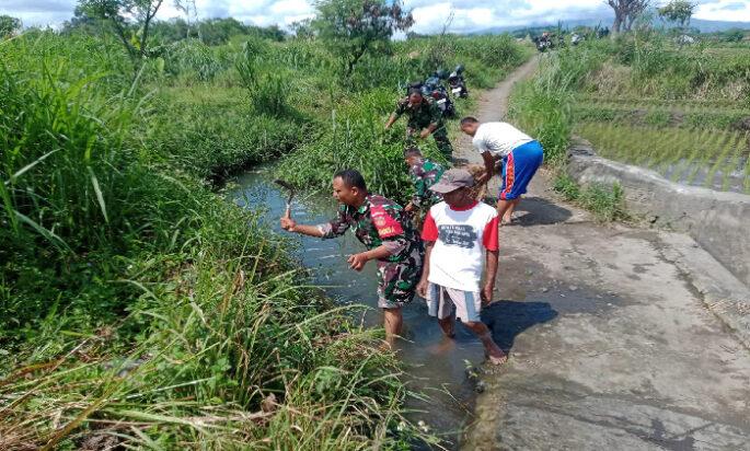 Babinsa dan Warga Kerja Bakti Jaga Kelancaran Irigasi