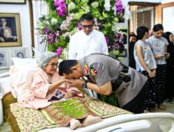 Kapolri Hadiri Perayaan Ulang Tahun ke-100 Ny. Meriyati Hoegeng, Simbol Kesetiaan dan Keteladanan