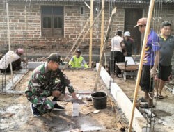 Babinsa Ponorogo Bantu Warga Bangun Rumah