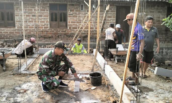 Babinsa Ponorogo Bantu Warga Bangun Rumah