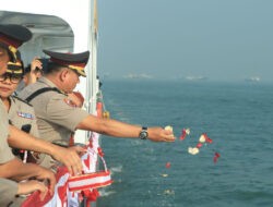 Polda Jatim Tabur Bunga di Laut Kenang Semangat Juang Pahlawan di Hari Bhayangkara ke -79