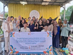 Mahasiswa Stikosa-AWS Latih Mama-Mama TWS SurabayaMembuat Media Promosi Digital Lewat Aplikasi Canva