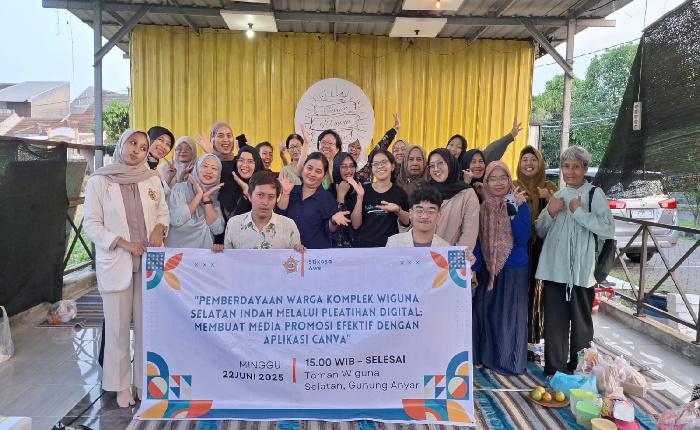 Mahasiswa Stikosa-AWS Latih Mama-Mama TWS SurabayaMembuat Media Promosi Digital Lewat Aplikasi Canva