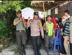 Sedihnya Warga sedihnya Babinsa, Serda Ichsan Takziah Ke Rumah Duka