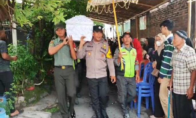 Sedihnya Warga sedihnya Babinsa, Serda Ichsan Takziah Ke Rumah Duka