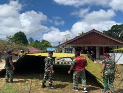 Personel Pos Kotis Satgas Yonif 763/SBA Bantu Penyiapan Anniversary Klasis Aifat Ke-8 di Kabupaten Maybrat