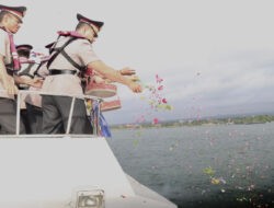 Peringati Hari Bhayangkara ke-79, Polresta Banyuwangi Tabur Bunga di Selat Bali