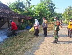 Anggota Koramil Kwadungan Dampingi Pelaksanaan Fogging