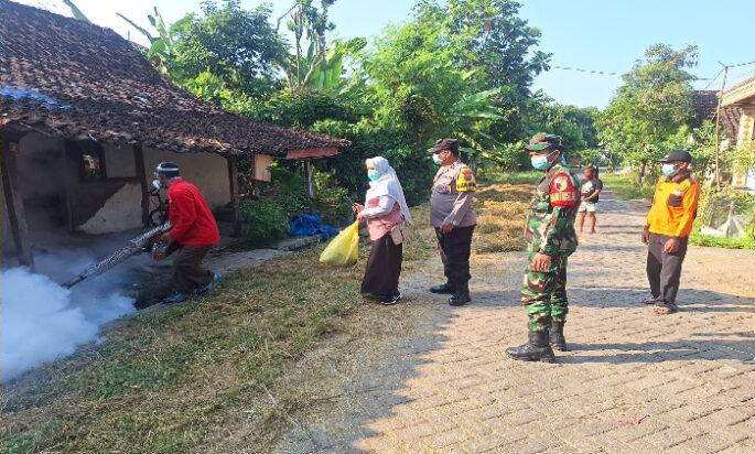 Anggota Koramil Kwadungan Dampingi Pelaksanaan Fogging