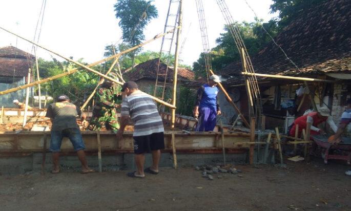 Babinsa Kodim Ponorogo Bantu Warga Bangun Mushala