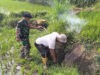 Babinsa Dan Warga Desa Ngampon Buru Hama Tikus