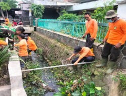 Gandeng Saberling Babinsa Purwosari Bersihkan Rumput Liar yang Merambat di Pagar dan Saluran Air