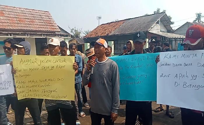Memanas! Polemik Desa Pantai Sederhana : Kades Dilaporkan, Kini Dikepung Aksi Warga Sendiri