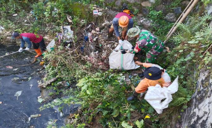 Koramil Gemolong Kerahkan Anggota Untuk Kerja Bakti Pembersihan Sungai