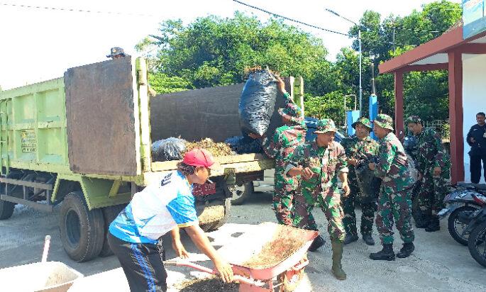 Sinergi Kodim Boyolali Dan Masyarakat Bersihkan Fasum di Plaza Waduk Cengklik