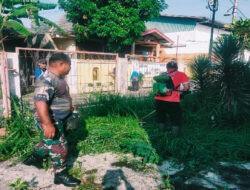 Peduli Kebersihan Lingkungan, Babinsa Joyotakan Gandeng Saberling Kerja Bakti