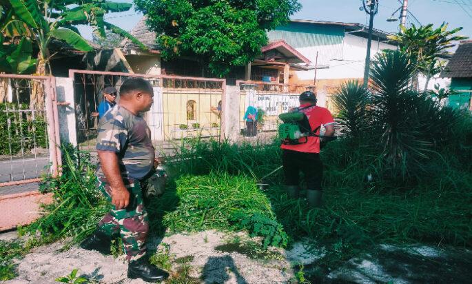Peduli Kebersihan Lingkungan, Babinsa Joyotakan Gandeng Saberling Kerja Bakti