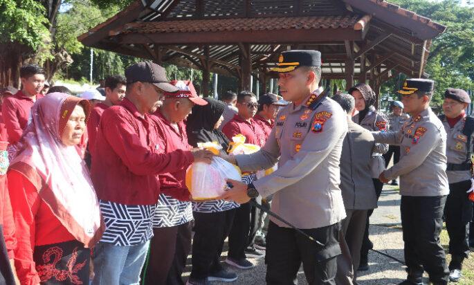 Polresta Banyuwangi Gelar Bakti Sosial dengan Salurkan 1.500 Paket Sembako Jelang Hari Bhayangkara ke-79