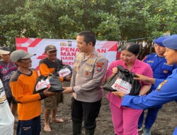 Jelang Hari Bhayangkara, Polres Situbondo Tanam Mangrove dan Bagi Bansos untuk Warga Pesisir