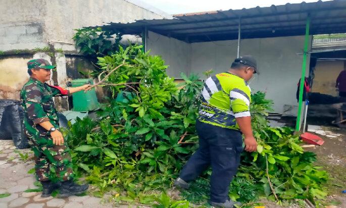 Kerja Bakti Babinsa Dan Warga Mojosongo, Perkuat Kemanunggalan TNI – Rakyat