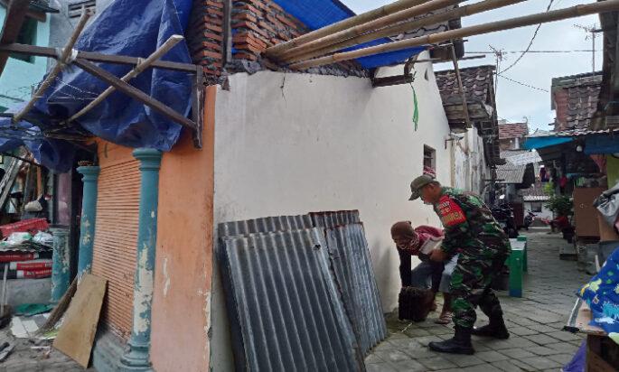 Ringan Tangan, Tanpa Syarat dan Sorotan Publik, Ketulusan Babinsa Danukusuman Bantu Renovasi Rumah