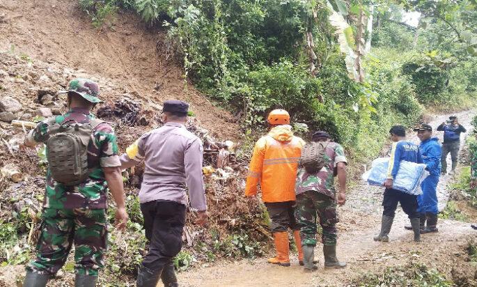 Longsor Putus Akses di Trenggalek, TNI-Polri hingga Warga Bergerak Cepat Buka Jalur