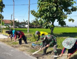 Babinsa Kodim Ponorogo Kerja Bakti Bersihkan Lingkungan Bersama Warga