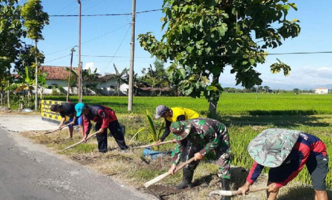 Babinsa Kodim Ponorogo Kerja Bakti Bersihkan Lingkungan Bersama Warga