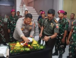 Hadiah HUT Bhayangkara ke-79, TNI Berikan Kejutan Tumpeng Kepada Kapolres Pasuruan