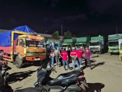 Sopir Logistik Tertahan Antrian Hingga 2 Hari, KPK Bagikan 300 Nasi Kotak Kepada Sopir yang Terdampak