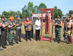 Pemukulan Kentongan Oleh Sekda Kota Surakarta Didampingi Forkopimda Menandai Pembukaan TMMD Reguler Ke-125 Kodim 0735/Surakarta