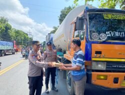 Polisi di Banyuwangi Berbagi Nasi Kotak untuk Sopir Truk di Jalur Pelabuhan Ketapang