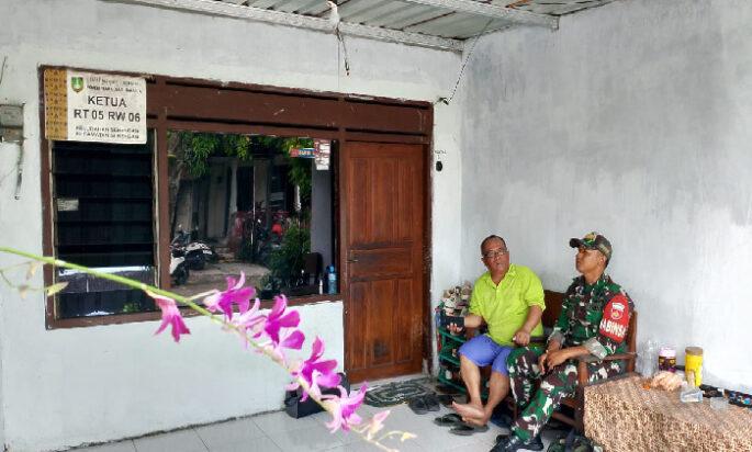 Serda Ichsan, Ngobrol Santai Dengan Pak RT, Untuk Eratkan Silaturahmi