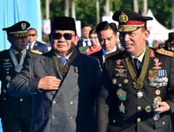 Kapolri dan Presiden Kenakan Tanda Kehormatan Bintang Bhayangkara Utama Saat Pimpin Upacara HUT Bhayangkara ke-79