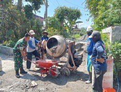 Babinsa Kodim Ponorogo Bantu Warga Rabat Jalan Desa