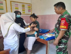 Babinsa Nogosari Dampingi Imunisasi Balita untuk Generasi Sehat