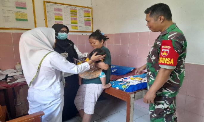 Babinsa Nogosari Dampingi Imunisasi Balita untuk Generasi Sehat