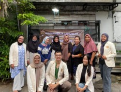 Mahasiswa Stikosa AWS Membersamai UMKM Kampung Kue Rungkut Surabaya untuk Melek Digital