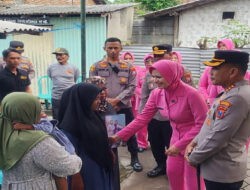 Kapolresta Banyuwangi Takziah ke Rumah Duka Korban KMP Tunu Pratama, Anak Korban Kini Yatim Piatu